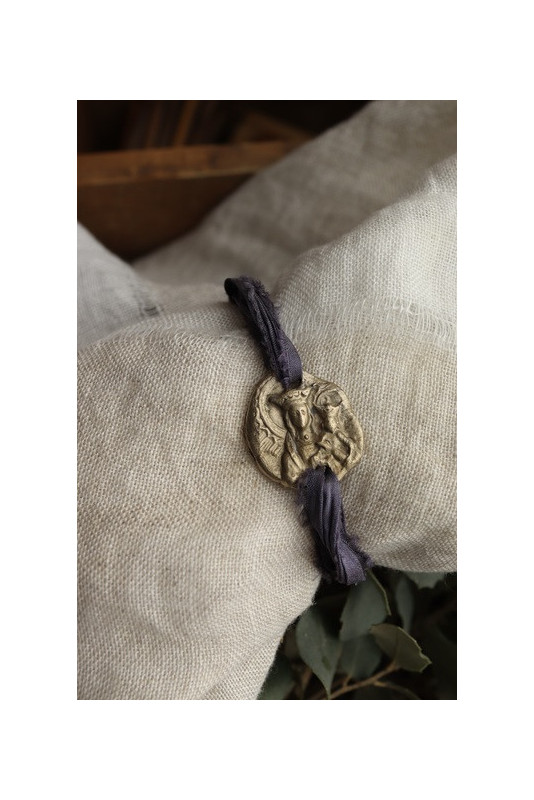 Pulsera rústica de la Virgen de la Almudena en latón. Hecha artesanalmente por Sandra Bellew.