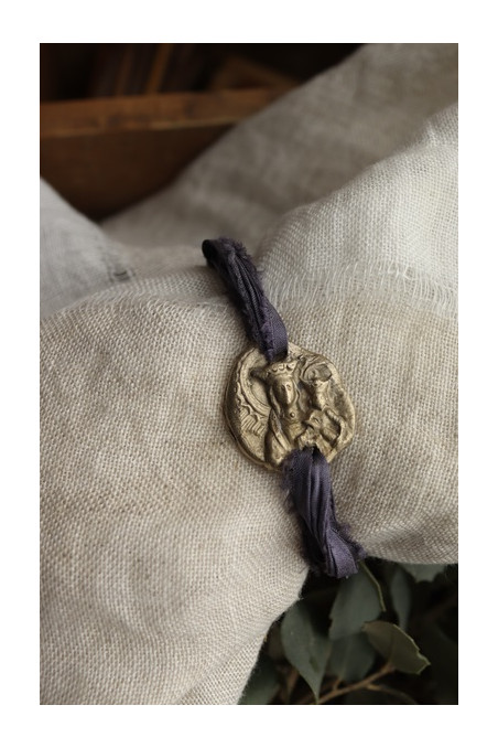 Pulsera rústica de la Virgen de la Almudena en latón. Hecha artesanalmente por Sandra Bellew.
