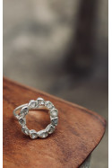 Anillo en redondo de diamantes y plata.
