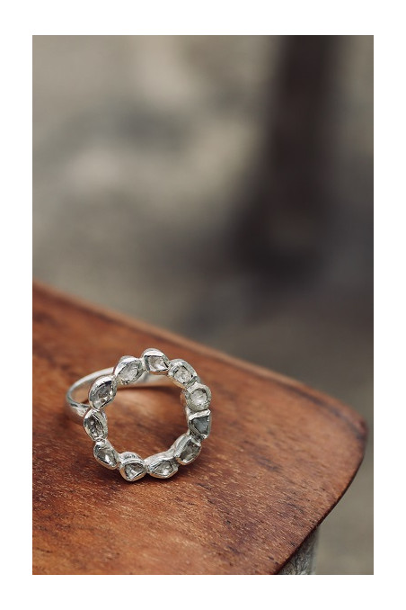 Anillo en redondo de diamantes y plata.