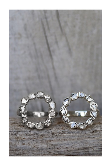 Anillo en redondo de diamantes y plata.