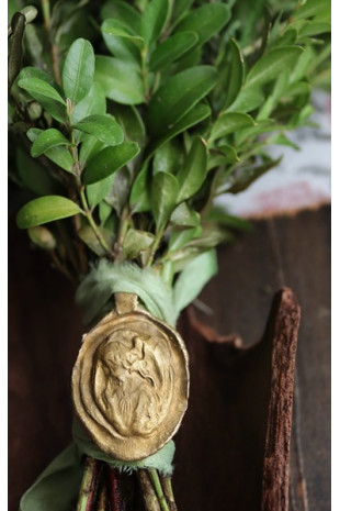 Medalla rústica del Angel de la Guarda para ramo en latón. Hecha artesanalmente por Sandra Bellew.