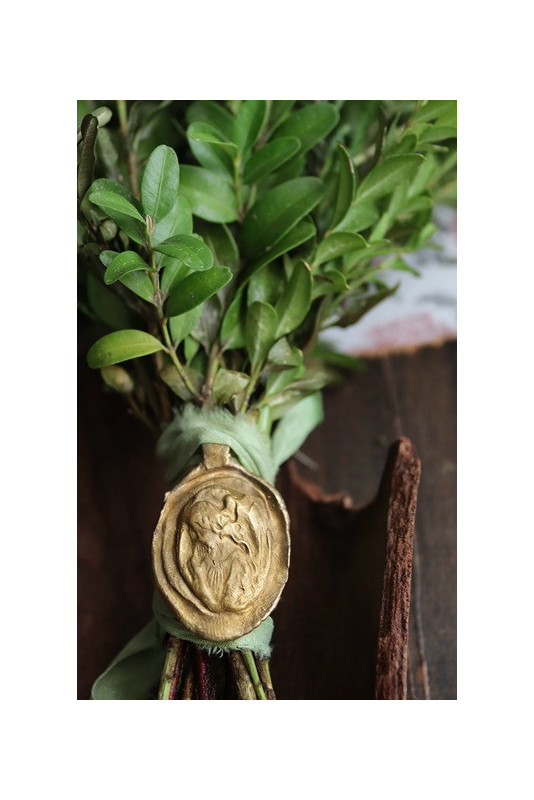 Medalla rústica del Angel de la Guarda para ramo en latón. Hecha artesanalmente por Sandra Bellew.