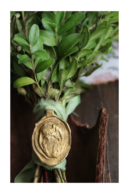Medalla rústica del Angel de la Guarda para ramo en latón. Hecha artesanalmente por Sandra Bellew.