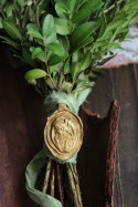 Medalla rústica del Angel de la Guarda para ramo en latón. Hecha artesanalmente por Sandra Bellew.