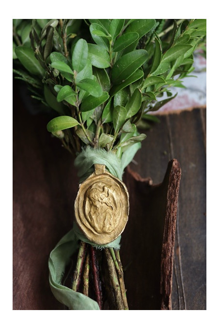 Medalla rústica del Angel de la Guarda para ramo en latón. Hecha artesanalmente por Sandra Bellew.