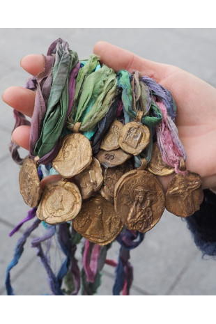 Varias medallas  latón con sedas colores