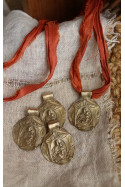 Medalla de la  Virgen del Carmen en latón. Hecha artesanalmente por Sandra Bellew