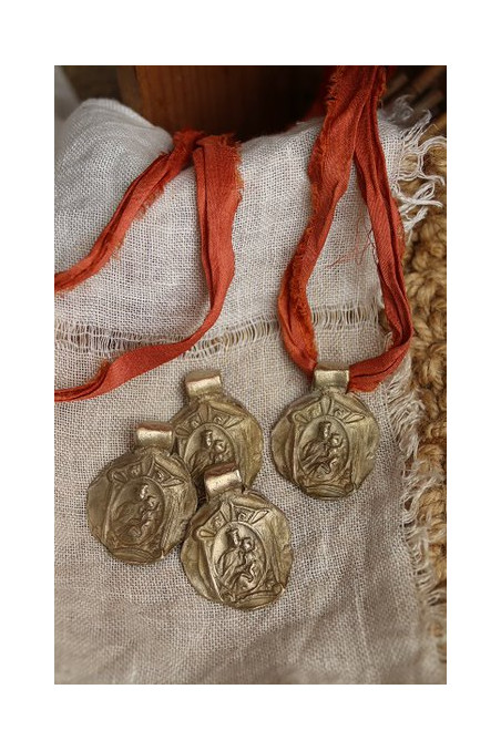 Medalla de la  Virgen del Carmen en latón. Hecha artesanalmente por Sandra Bellew