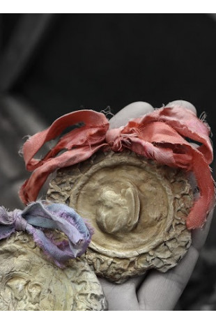 Medalla rústica del Angel de la Guarda para cuna en latón. Hecha artesanalmente por Sandra Bellew.
