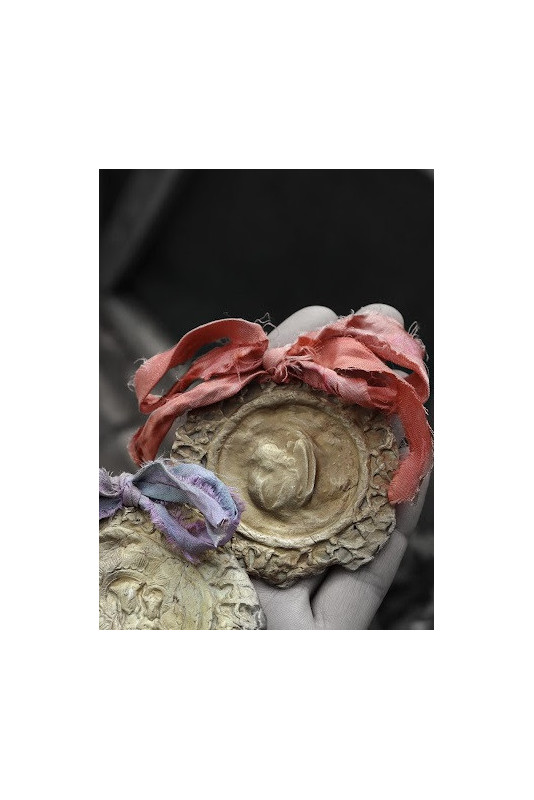 Medalla rústica del Angel de la Guarda para cuna en latón. Hecha artesanalmente por Sandra Bellew.