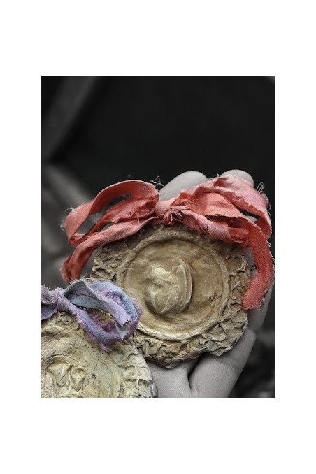 Medalla rústica del Angel de la Guarda para cuna en latón. Hecha artesanalmente por Sandra Bellew.