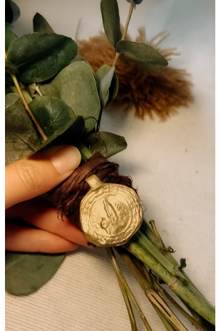 Medalla rústica de la Virgen de Fátima para ramo en latón. Hecha artesanalmente por Sandra Bellew.