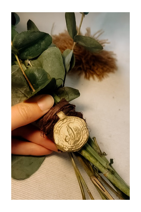 Medalla rústica de la Virgen de Fátima para ramo en latón. Hecha artesanalmente en España por Sandra Bellew.