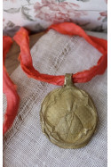 Medalla rústica de  San Fermín en latón. Hecha artesanalmente por Sandra Bellew.