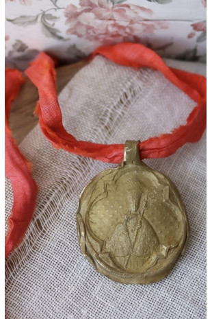 Medalla rústica de  San Fermín en latón. Hecha artesanalmente por Sandra Bellew.