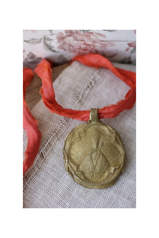 Medalla rústica de  San Fermín en latón. Hecha artesanalmente por Sandra Bellew.