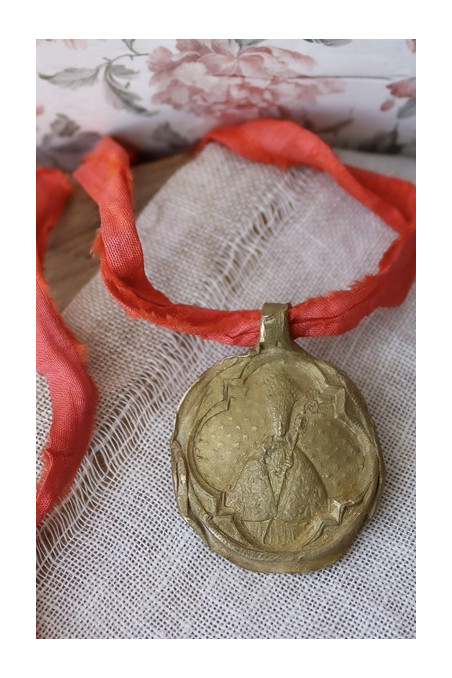 Medalla rústica de  San Fermín en latón. Hecha artesanalmente por Sandra Bellew.