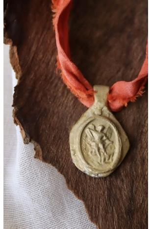 Medalla rústica de San Miguel Arcángel en latón. Hecha artesanalmente en España por Sandra Bellew.