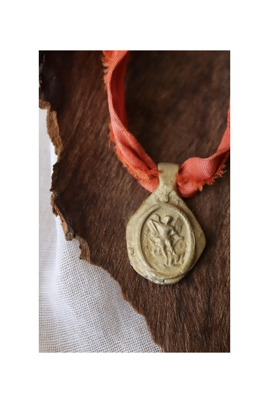 Medalla rústica de San Miguel Arcángel en latón. Hecha artesanalmente en España por Sandra Bellew.