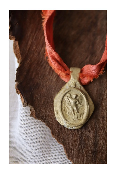 Medalla rústica de San Miguel Arcángel en latón. Hecha artesanalmente en España por Sandra Bellew.