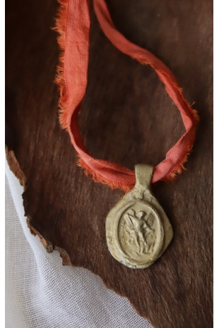 Medalla rústica de San Miguel Arcángel en latón. Hecha artesanalmente en España por Sandra Bellew.