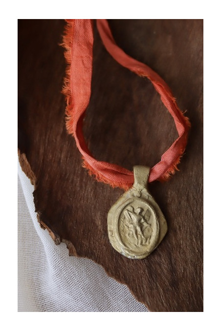 Medalla rústica de San Miguel Arcángel en latón. Hecha artesanalmente en España por Sandra Bellew.