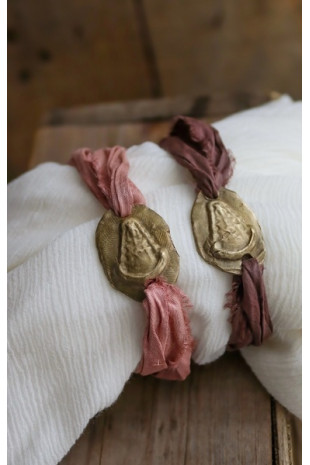 Pulsera rústica de la Virgen del Rocío en latón. Hecha artesanalmente en España por Sandra Bellew.