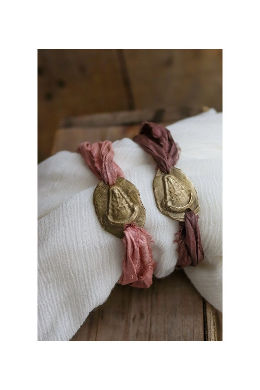 Pulsera rústica de la Virgen del Rocío en latón. Hecha artesanalmente en España por Sandra Bellew.