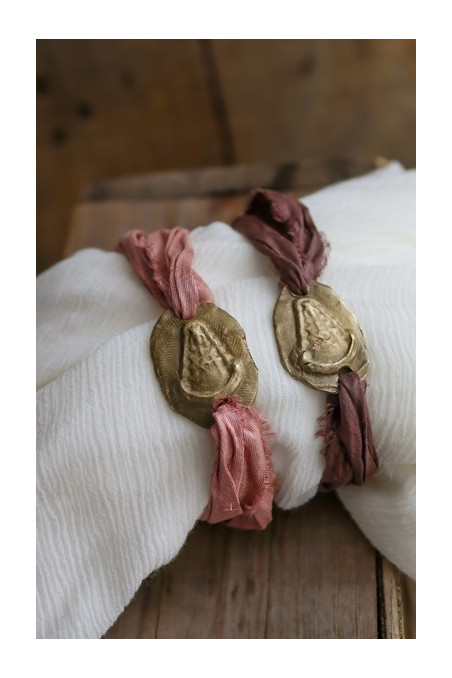 Pulsera rústica de la Virgen del Rocío en latón. Hecha artesanalmente en España por Sandra Bellew.