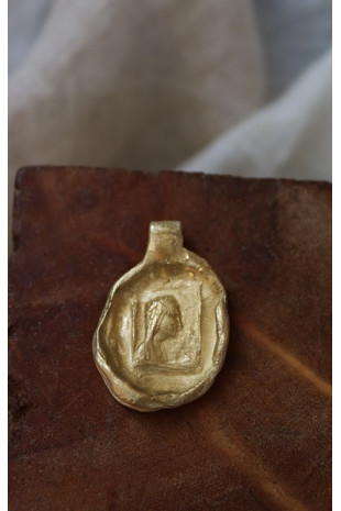 Medalla rústica de la Virgen de Montserrat en latón. Hecha artesanalmente en España por Sandra Bellew.