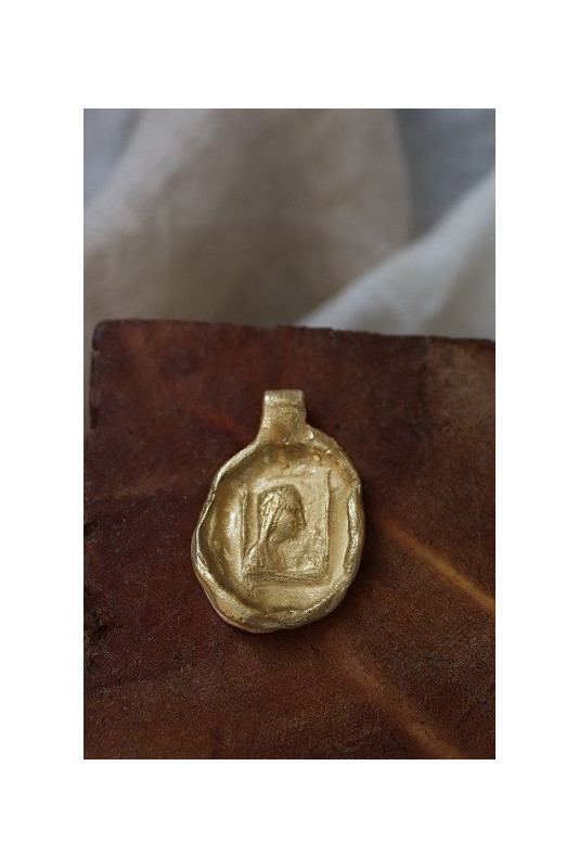 Medalla rústica de la Virgen de Montserrat en latón. Hecha artesanalmente en España por Sandra Bellew.