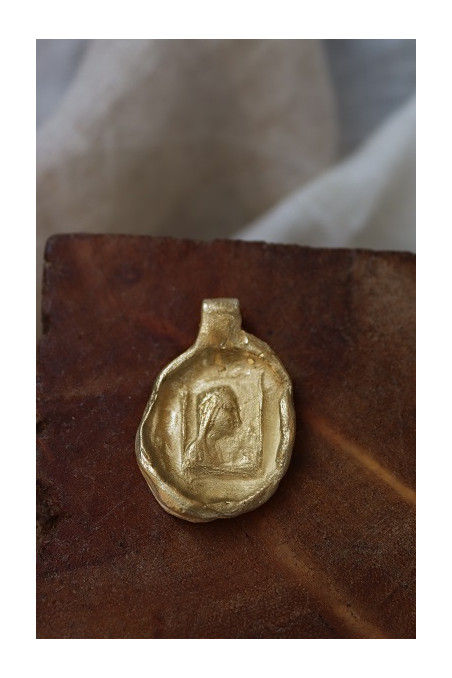 Medalla rústica de la Virgen de Montserrat en latón. Hecha artesanalmente en España por Sandra Bellew.