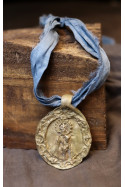 Medalla rústica de la Virgen del Puerto en latón. Hecha artesanalmente por Sandra Bellew.