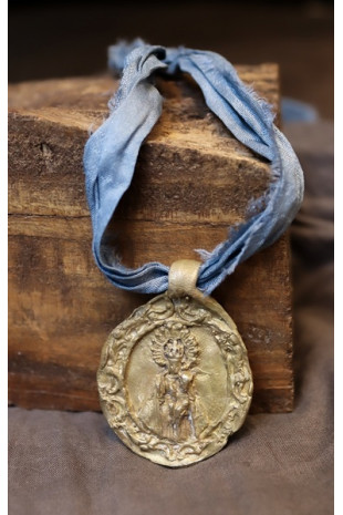 Medalla rústica de la Virgen del Puerto en latón. Hecha artesanalmente por Sandra Bellew.
