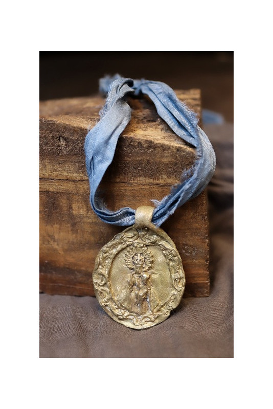 Medalla rústica de la Virgen del Puerto en latón. Hecha artesanalmente por Sandra Bellew.