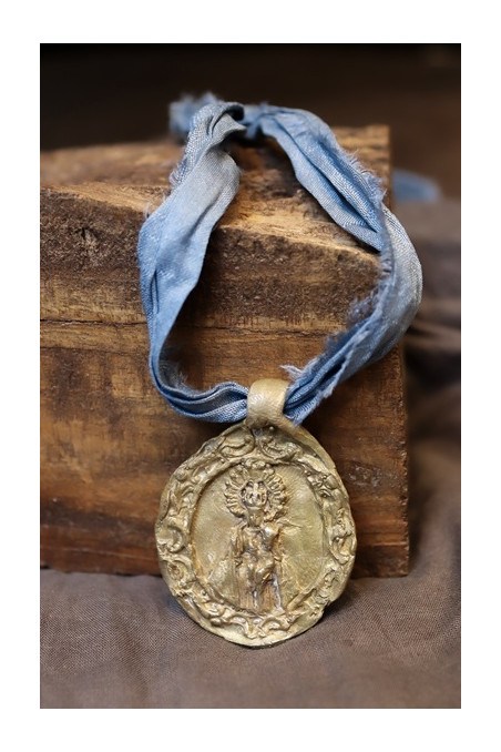 Medalla rústica de la Virgen del Puerto en latón. Hecha artesanalmente por Sandra Bellew.