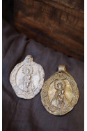 Medalla rústica de la Virgen del Puerto para carrito en latón y en plata. Hecha artesanalmente por Sandra Bellew.