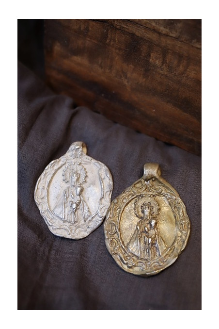 Medalla rústica de la Virgen del Puerto para carrito en latón y en plata. Hecha artesanalmente por Sandra Bellew.