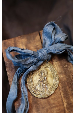 Medalla rústica de la Virgen del Puerto para carrito en latón. Hecha artesanalmente por Sandra Bellew.