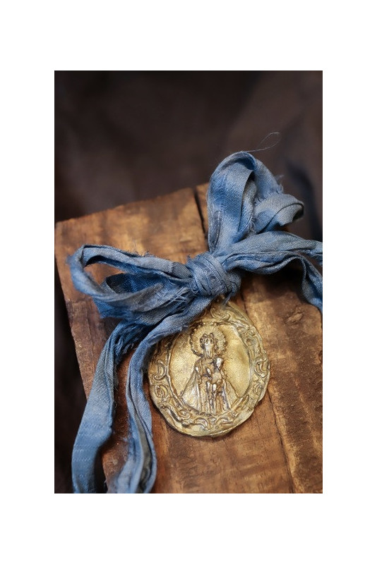 Medalla rústica de la Virgen del Puerto para carrito en latón. Hecha artesanalmente por Sandra Bellew.