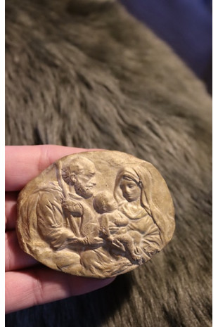 Medallón rústico de la Sagrada Familia en latón. Hecho artesanalmente en España por Sandra Bellew.