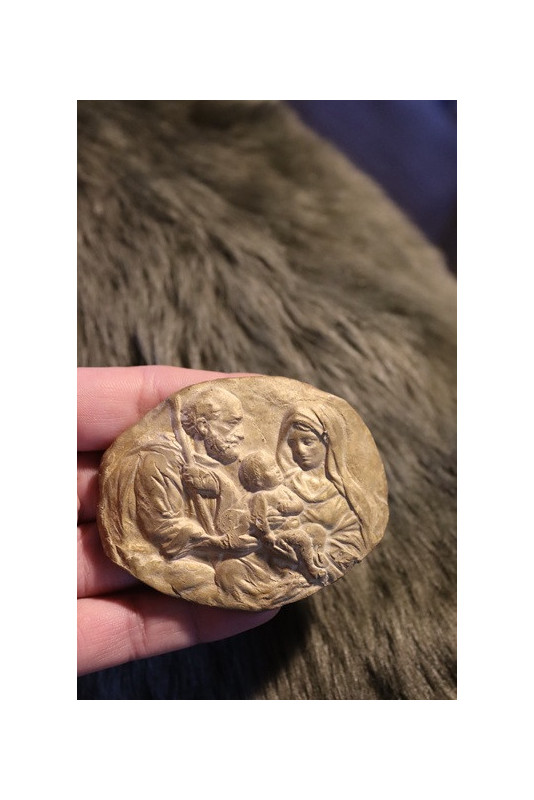 Medallón rústico de la Sagrada Familia en latón. Hecho artesanalmente en España por Sandra Bellew.