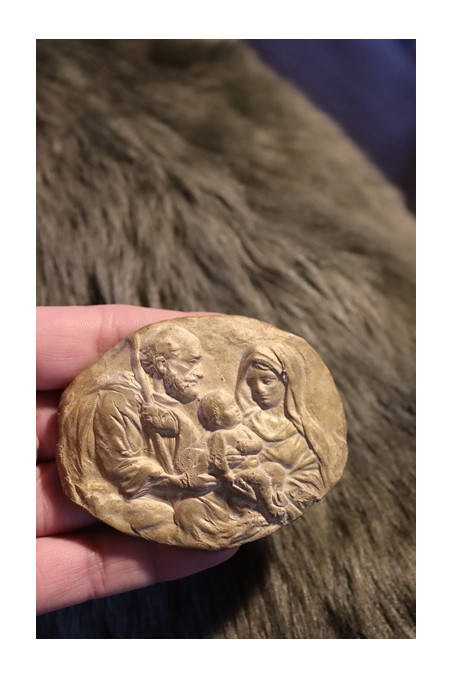 Medallón rústico de la Sagrada Familia en latón. Hecho artesanalmente en España por Sandra Bellew.