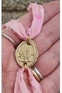 Pulsera rústica del Arcángel San Rafael en latón. Hecha artesanalmente por Sandra Bellew.