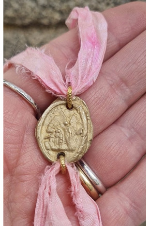 Pulsera rústica del Arcángel San Rafael en latón. Hecha artesanalmente por Sandra Bellew.