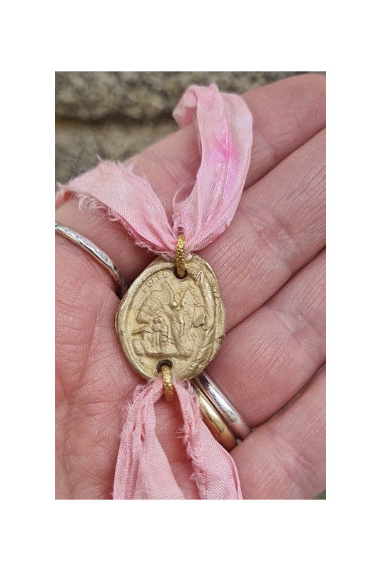 Pulsera rústica del Arcángel San Rafael en latón. Hecha artesanalmente por Sandra Bellew.