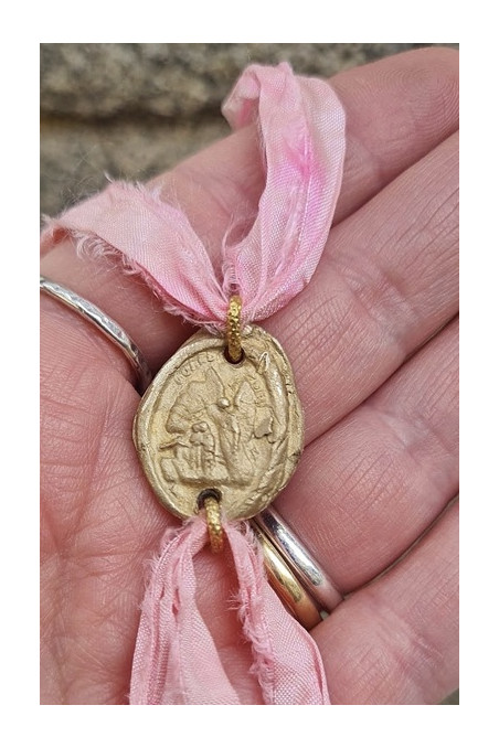 Pulsera rústica del Arcángel San Rafael en latón. Hecha artesanalmente por Sandra Bellew.