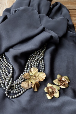 Collar perlas grises con flor