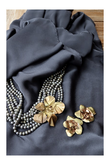 Collar de perlas cultivadas grises con flor de latón. Hecho artesanalmente en España por Sandra Bellew.